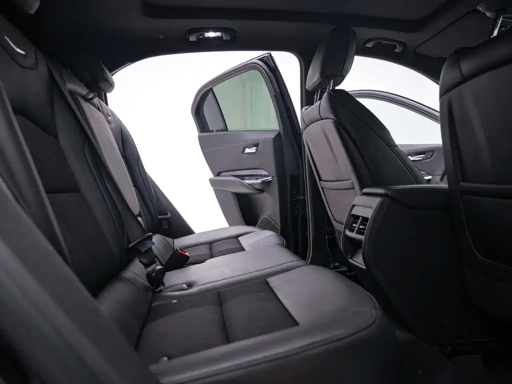 Cadillac XT4 2022 28T two-wheel drive fashion model купить на сайте DeffCars