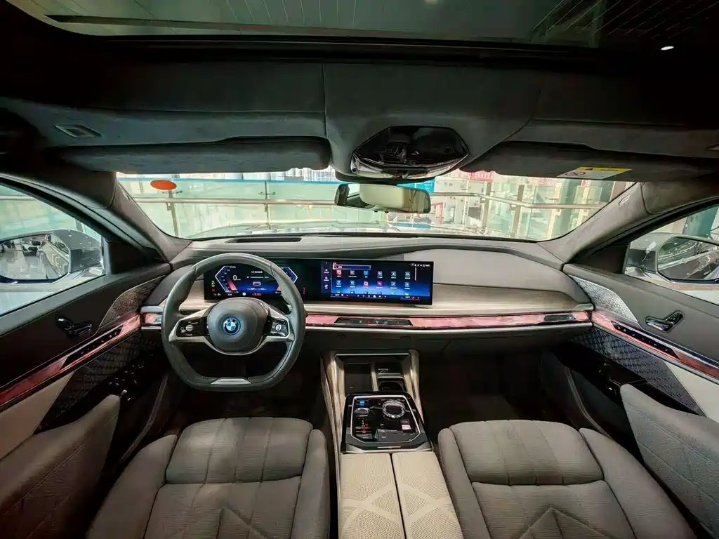 BMW i7 2023 xDrive60L Luxury Package купить на сайте DeffCars