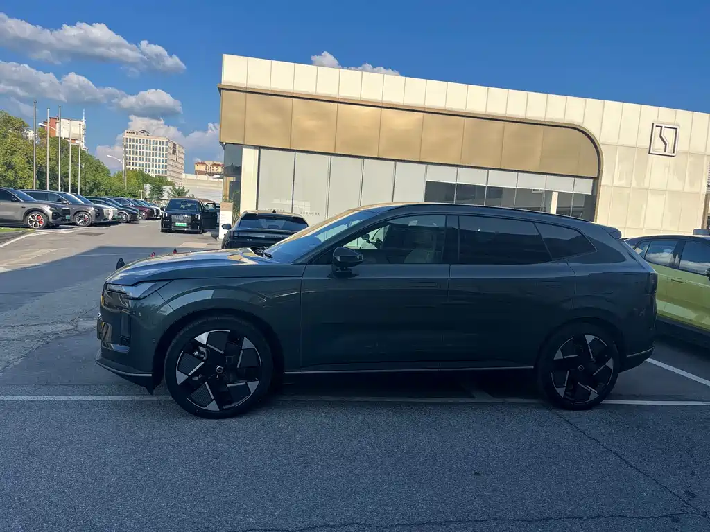 Volvo XC70 plug-in hybrid 2026 four-wheel drive ultra-long range Ultra купить на сайте DeffCars