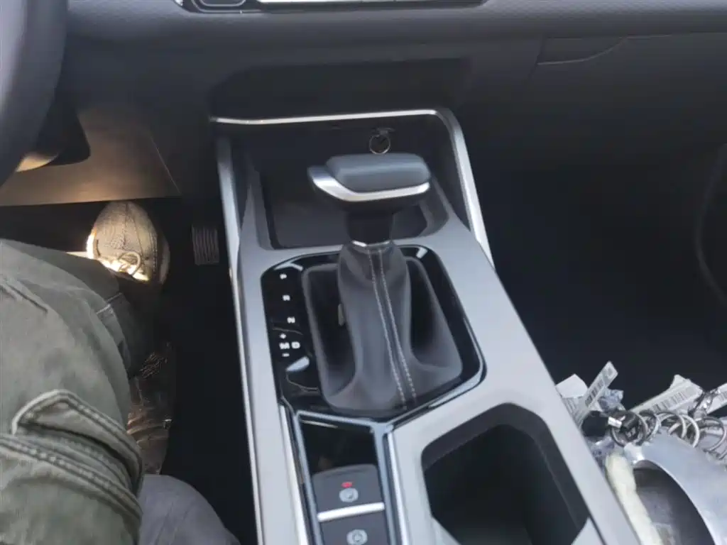 Emgrand 2026 4 million commemorative model 1.5L CVT transcendent type купить на сайте DeffCars