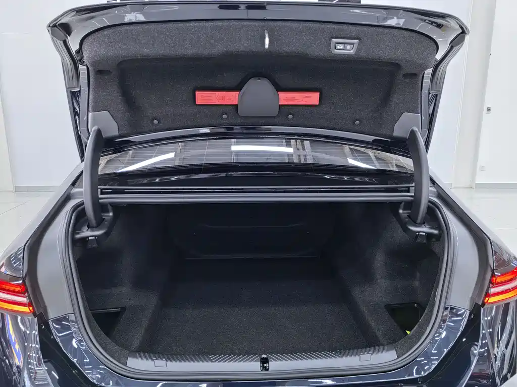 BMW 5 Series 2025 530Li Leading M Sports Package купить на сайте DeffCars