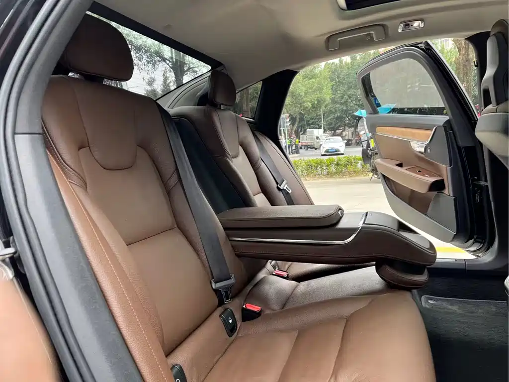 Volvo S90 2018 T5 Zhiya Edition купить на сайте DeffCars