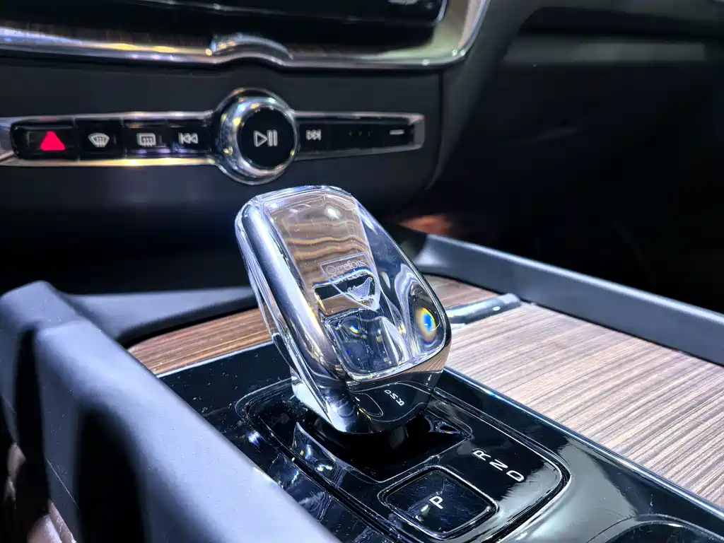 Volvo XC60 2023 B5 four-wheel drive Zhiyuan Deluxe Edition купить на сайте DeffCars
