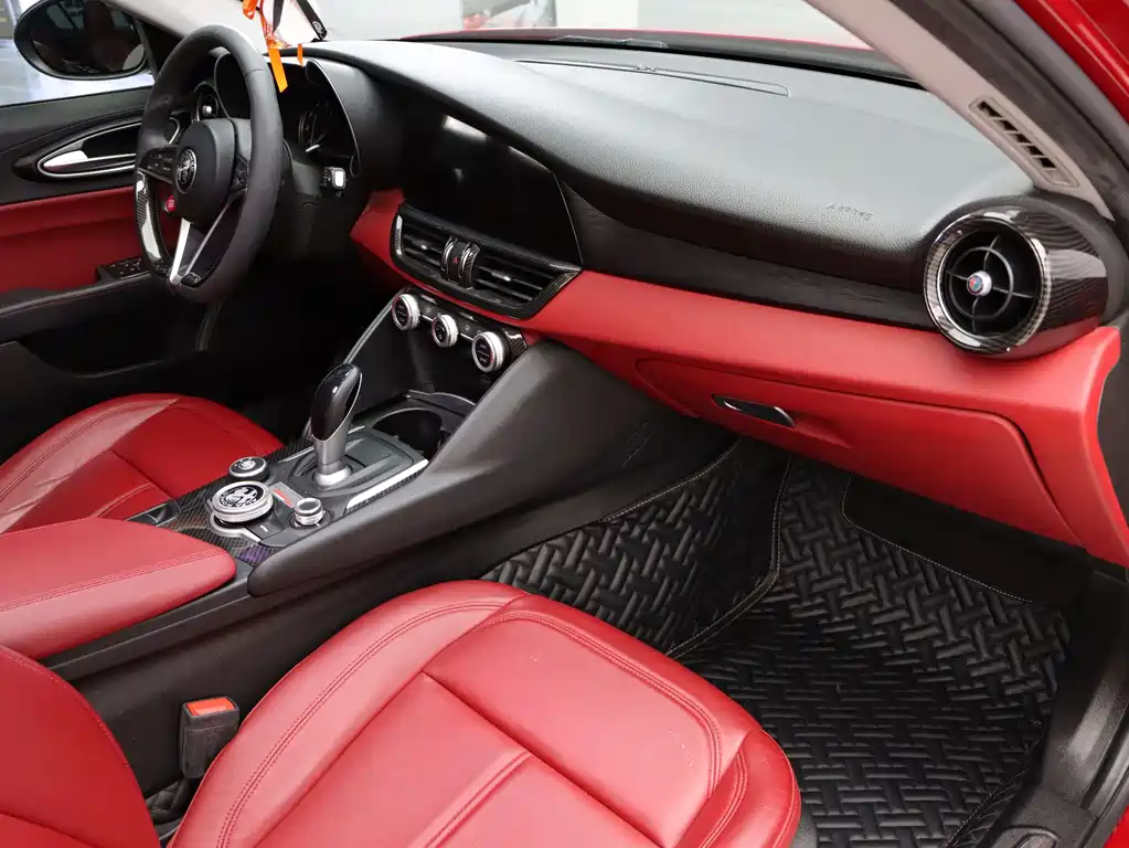 Giulia Juliet 2018 2.0T 200HP Luxury Edition Carbon Fiber Limited Edition купить на сайте DeffCars