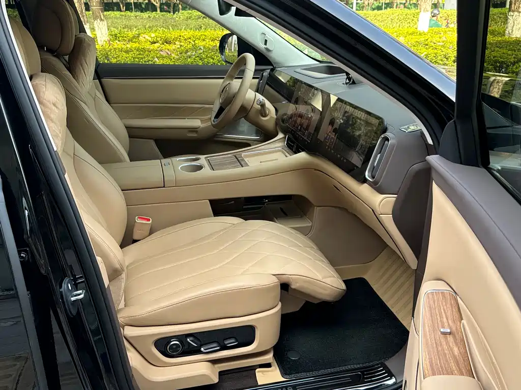 Wenjie M8 2025 extended range Max+ version 53.4kWh 6-seater version купить на сайте DeffCars