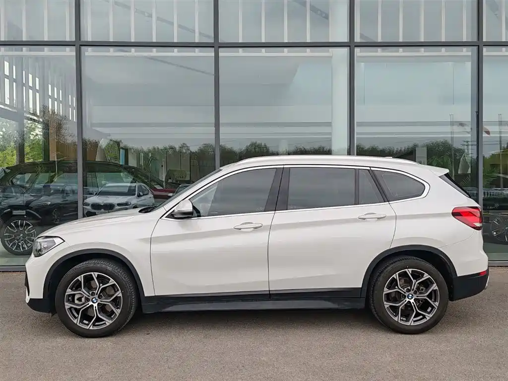 BMW X1 2022 sDrive25Li Leading Model купить на сайте DeffCars