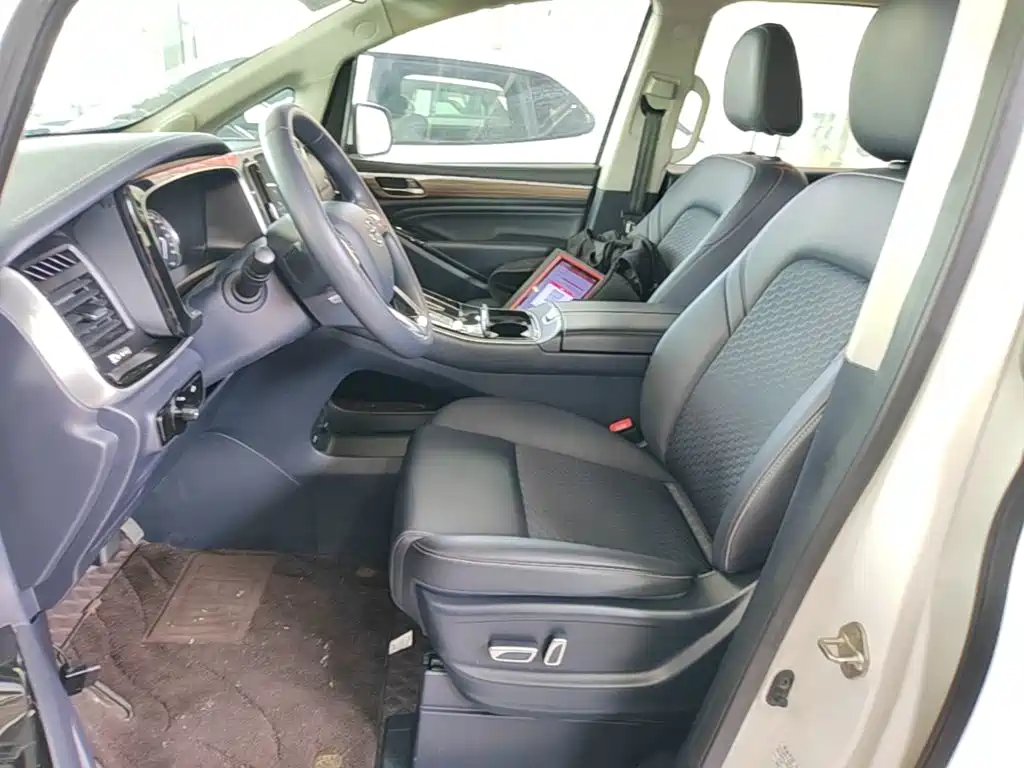 M8 2023 Leadership Series 390T Deluxe Edition купить на сайте DeffCars
