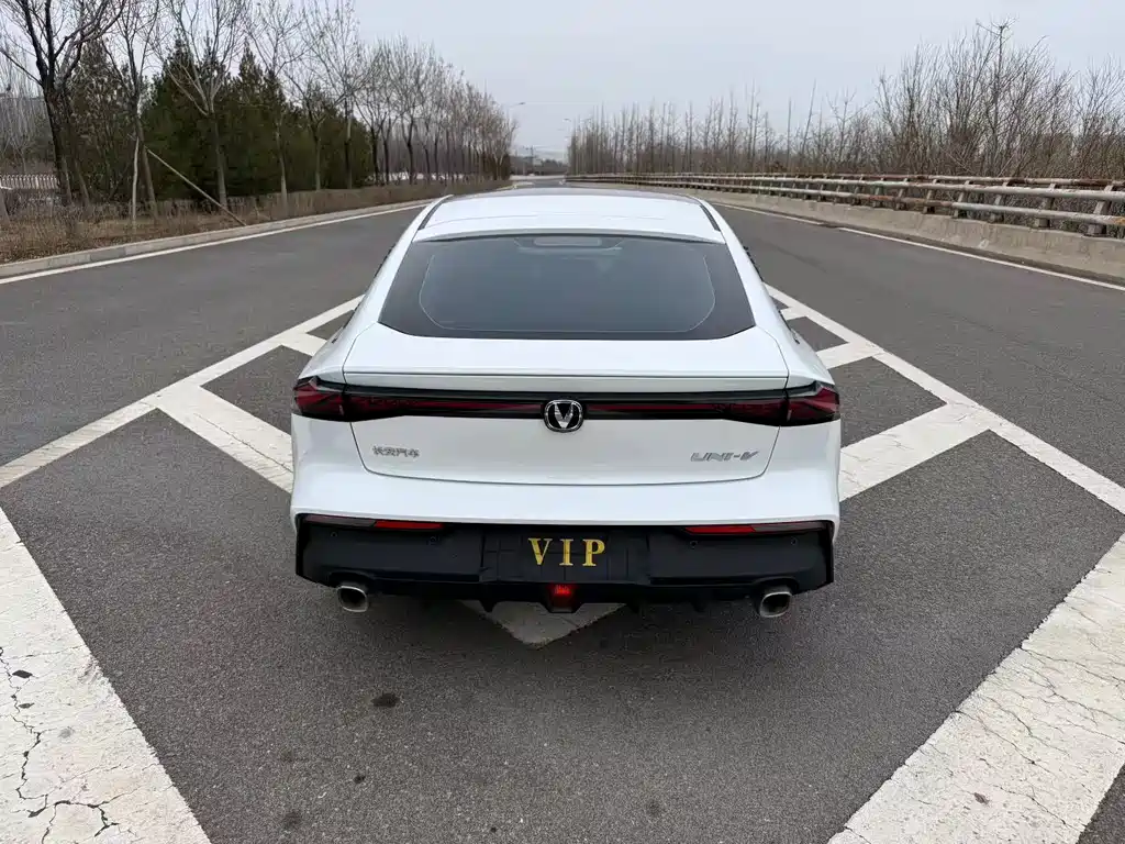 Changan UNI-V 2022 1.5T premium model купить на сайте DeffCars