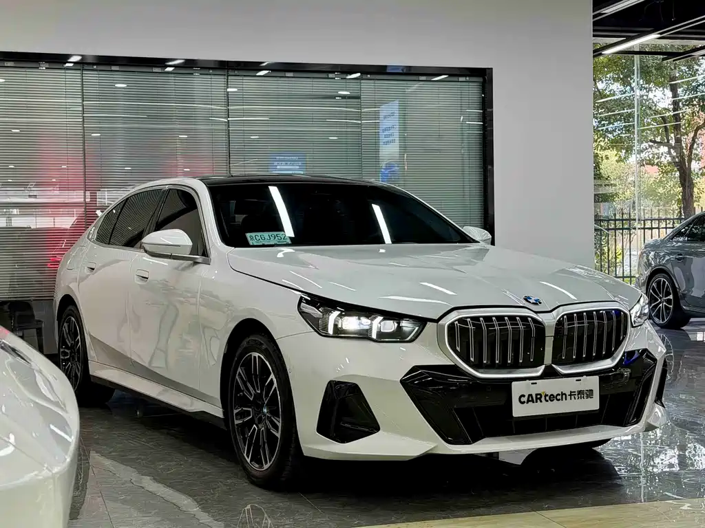 BMW 5 Series 2026 530Li Leading M Sports Package купить на сайте DeffCars