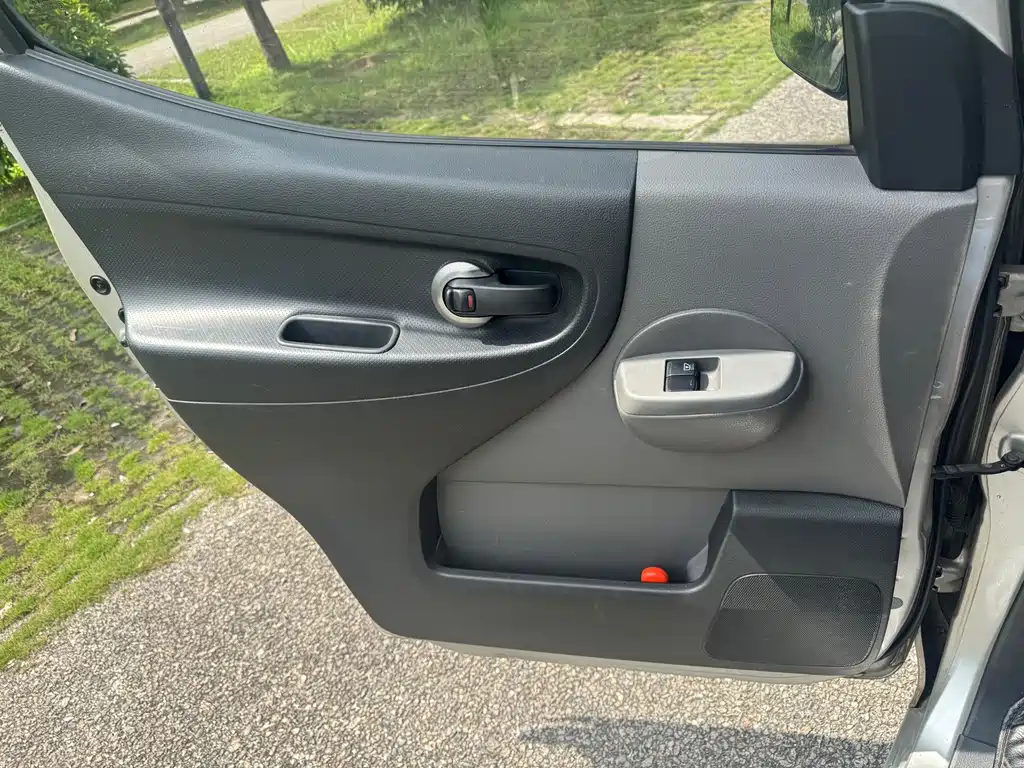 Nissan NV200 2011 model 1.6L 232 seats elegant type купить на сайте DeffCars