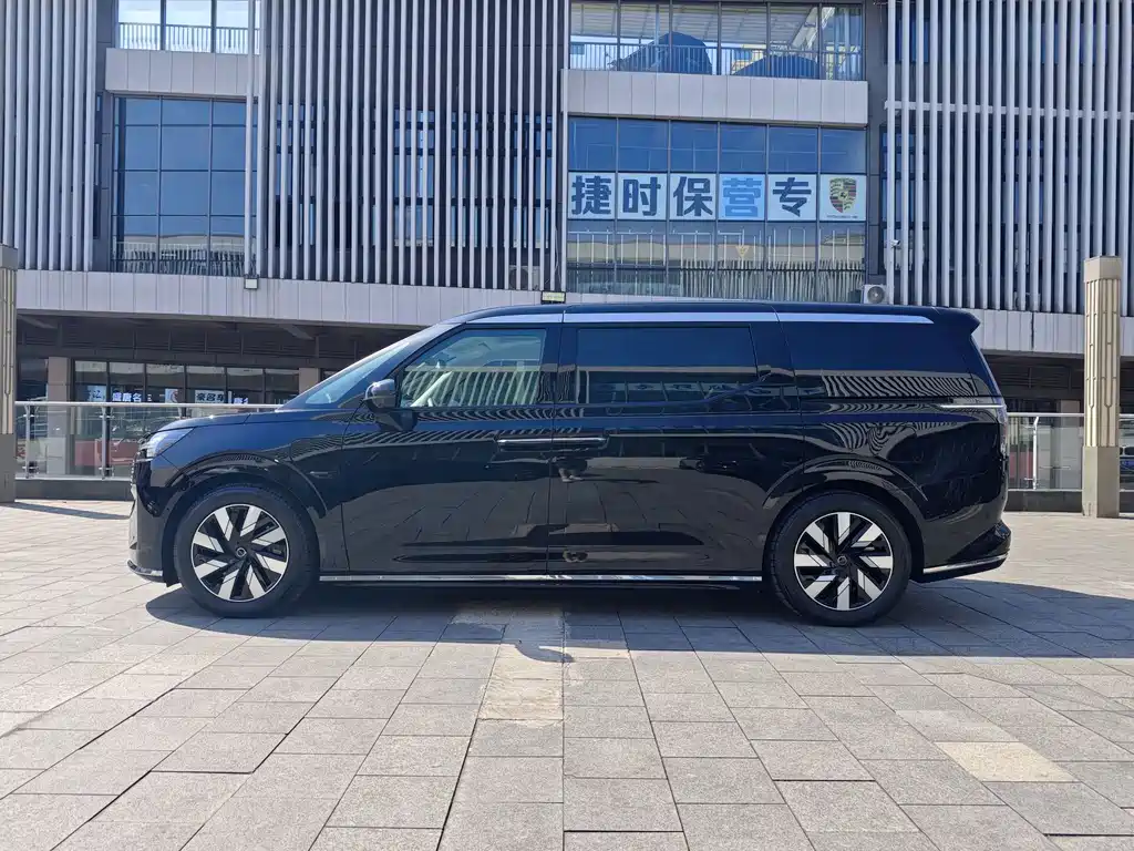 Volvo EM90 2025 Ultra Six Seater купить на сайте DeffCars