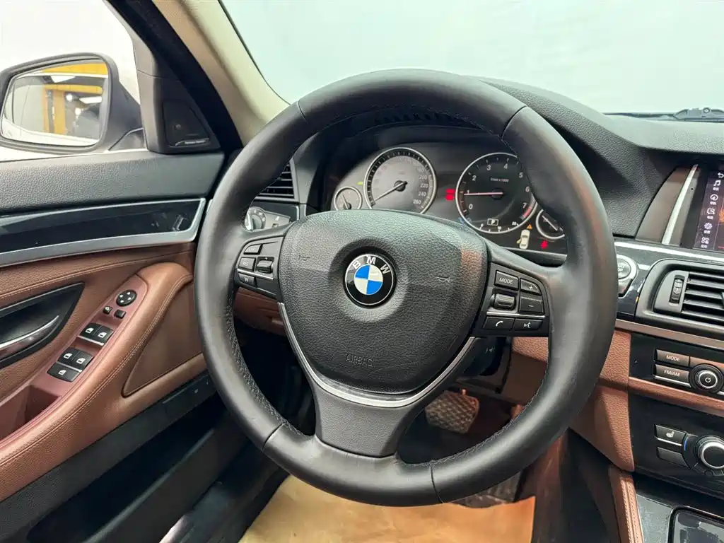 BMW 5 Series 2017 520Li Elegant купить на сайте DeffCars