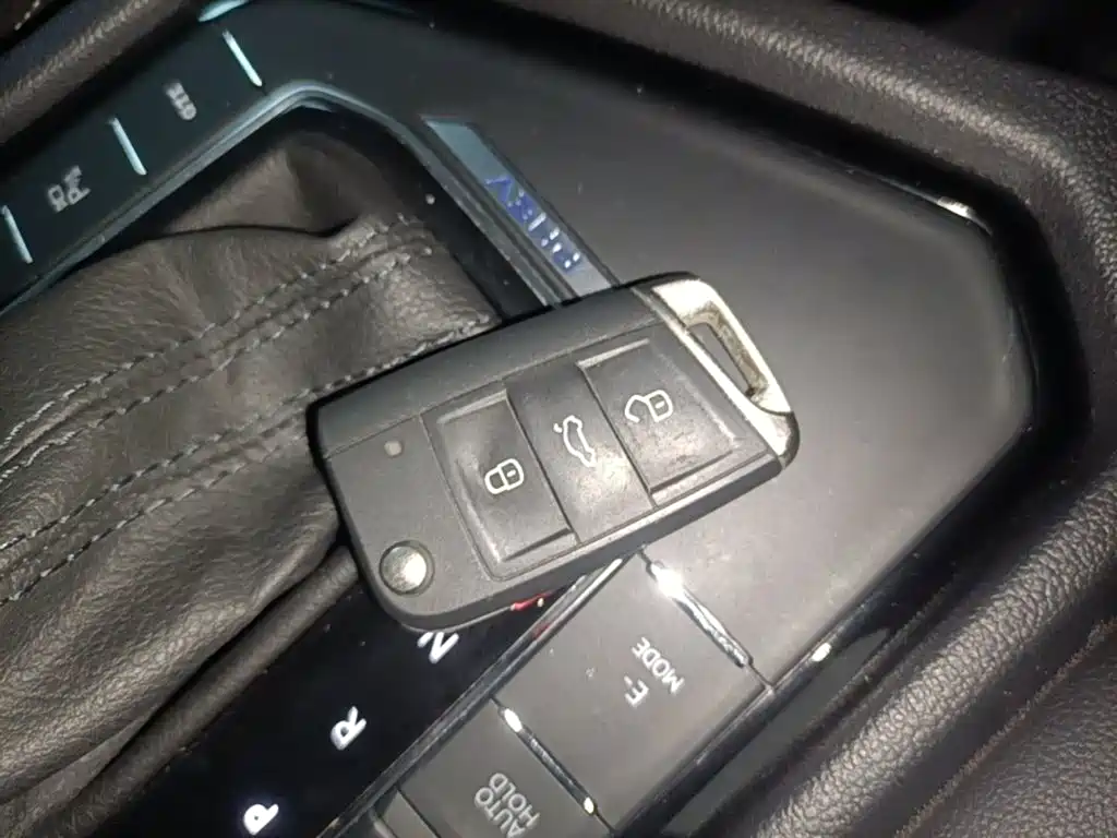 Tiguan L plug-in hybrid 2023 430PHEV plug-in hybrid premium version купить на сайте DeffCars