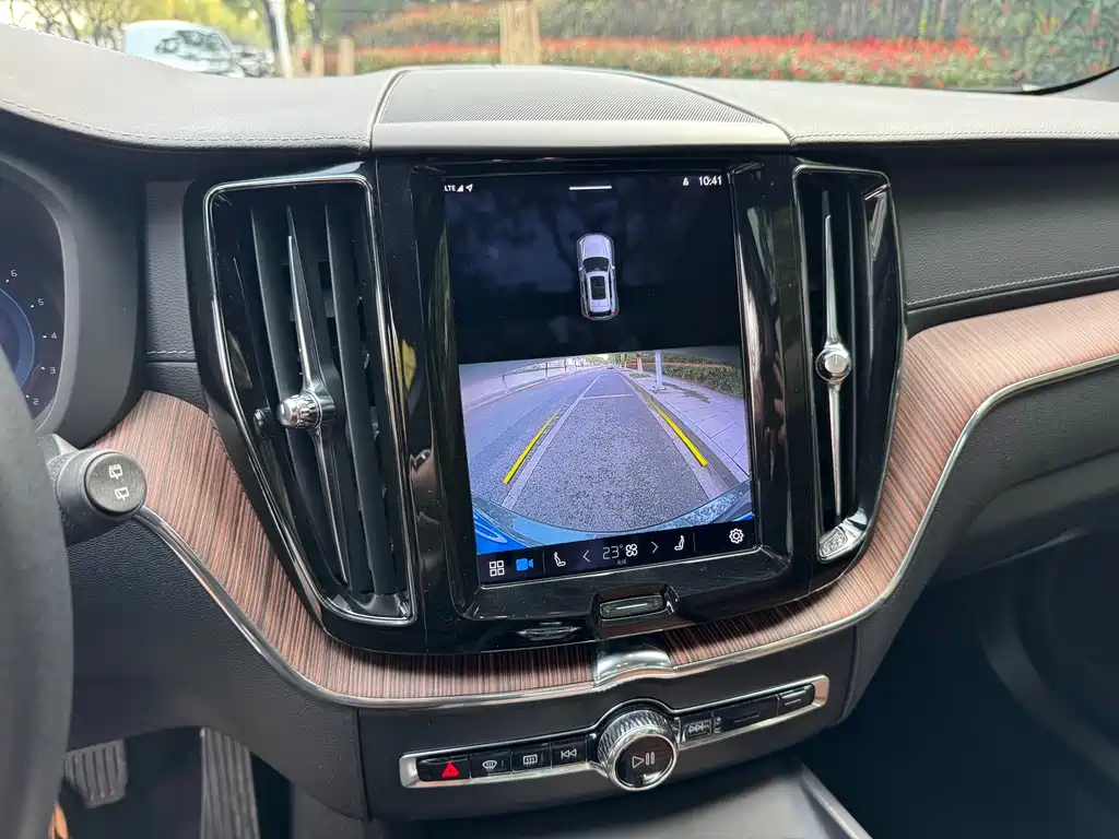 Volvo XC60 2022 B5 four-wheel drive Zhiyuan Deluxe Edition купить на сайте DeffCars