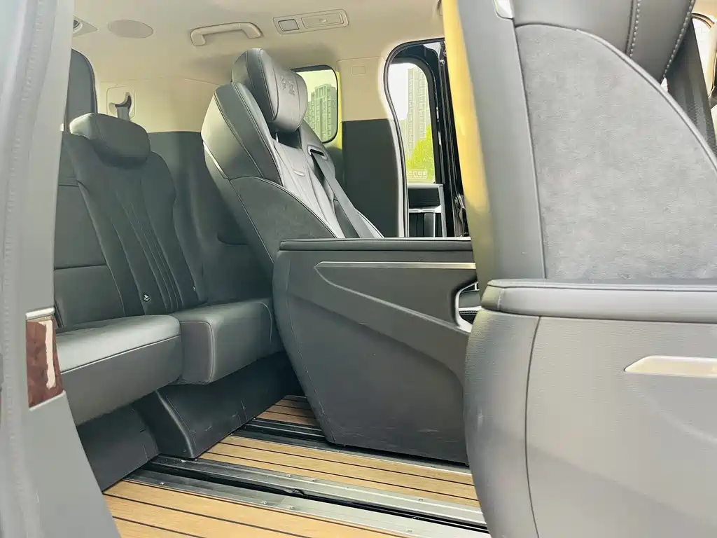 Hongqi HQ9 2023 2.0T Zhilian Flagship Edition купить на сайте DeffCars
