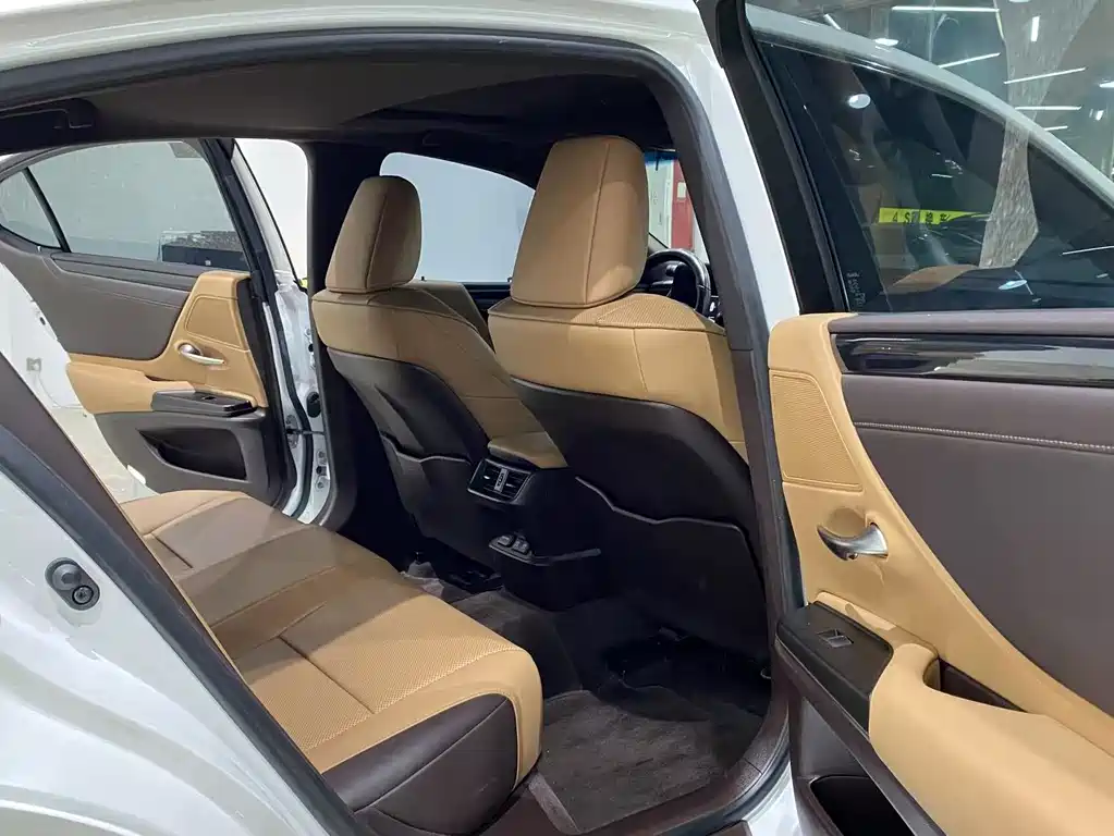 Lexus ES 2020 200 Excellence Edition купить на сайте DeffCars