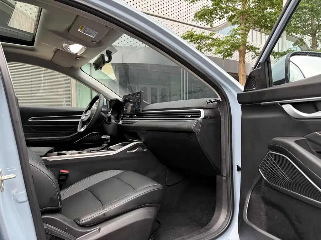 Emgrand 2023 4th Generation Champion Edition 1.5L CVT Premium Type купить на сайте DeffCars