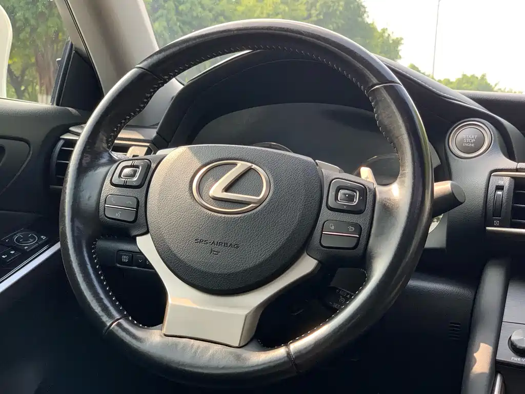 Lexus IS 2017 300 Advanced Edition купить на сайте DeffCars