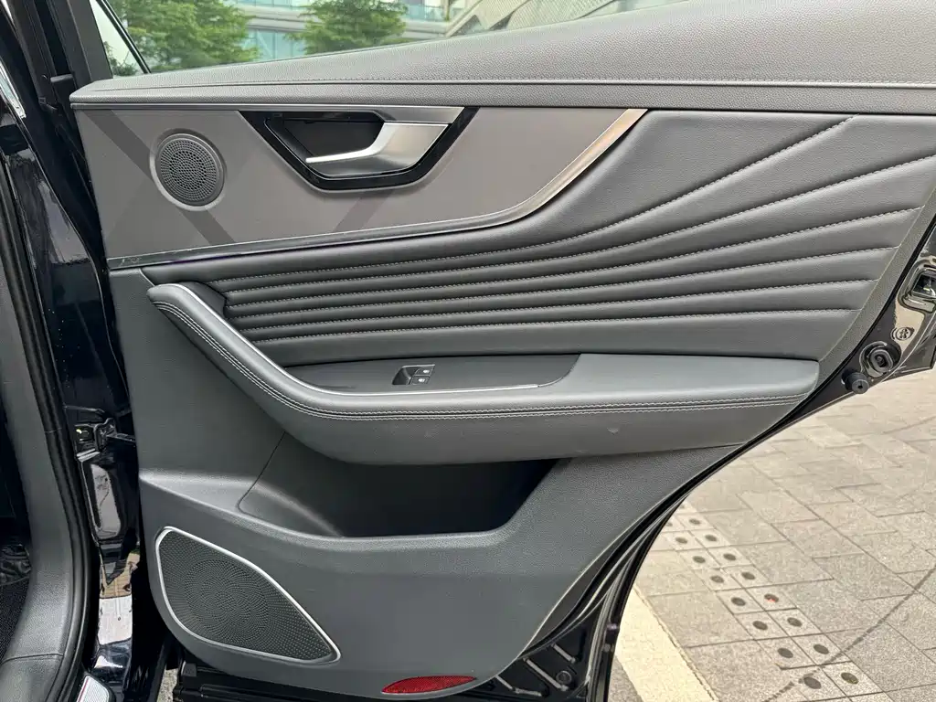 Hongqi HS5 2023 2.0T Qixiang Pro version купить на сайте DeffCars