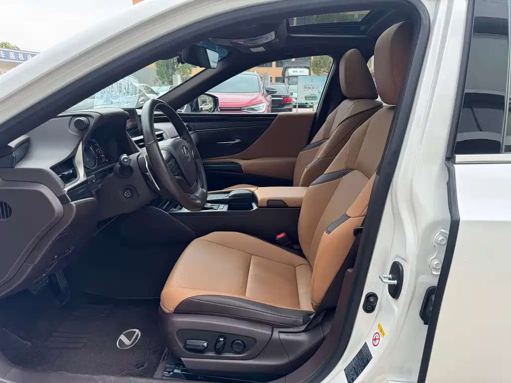 Lexus ES 2018 300h Excellence Edition National V купить на сайте DeffCars