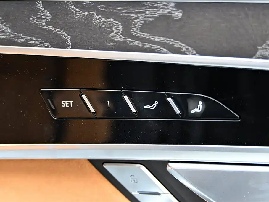 Audi A8 2024 A8L 50 TFSI quattro Premium Selection купить на сайте DeffCars