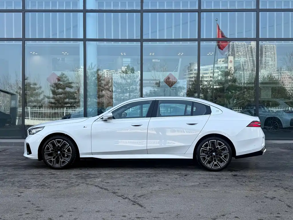 BMW 5 Series 2025 530Li Exclusive M Sports Package купить на сайте DeffCars