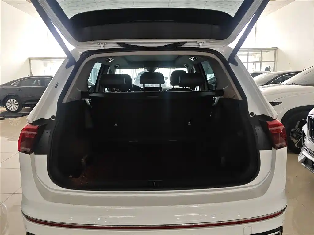 Tiguan L 2023 330TSI automatic two-wheel drive R-Line version купить на сайте DeffCars