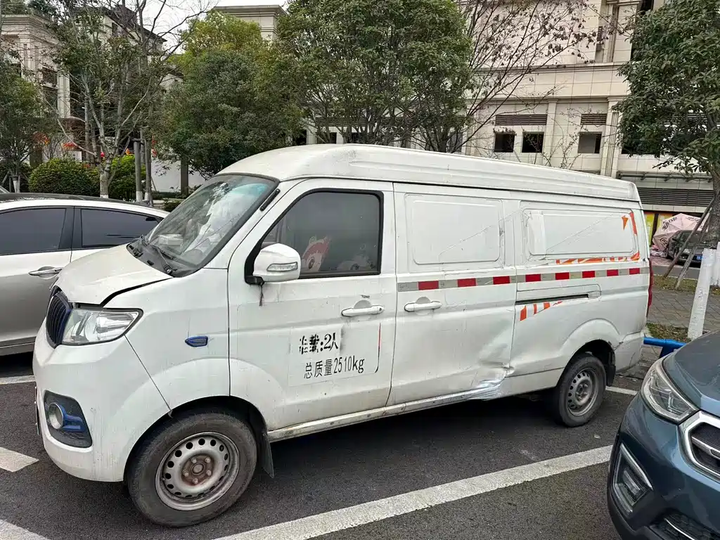 Long range E5 2019 enclosed truck купить на сайте DeffCars