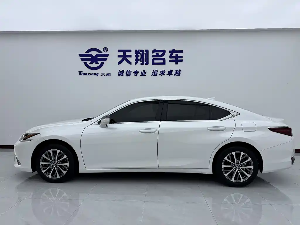 Lexus ES 2023 200 Excellence Edition купить на сайте DeffCars