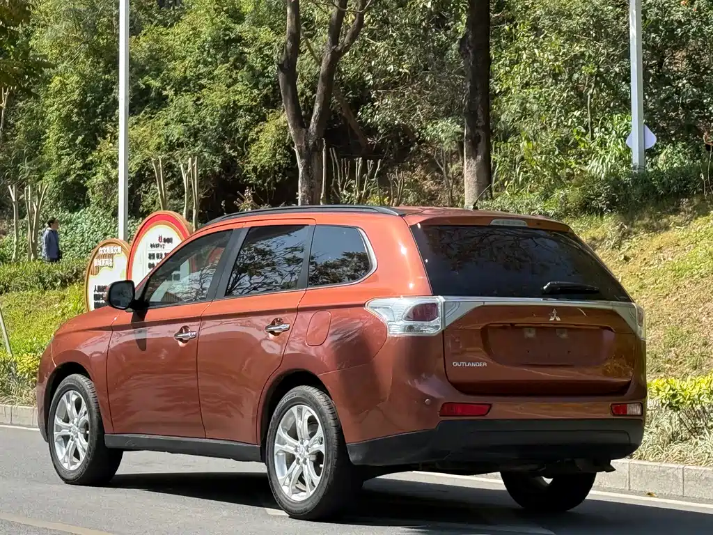 Outlander imported 2013 2.4L four-wheel drive luxury navigation version 5 seats купить на сайте DeffCars