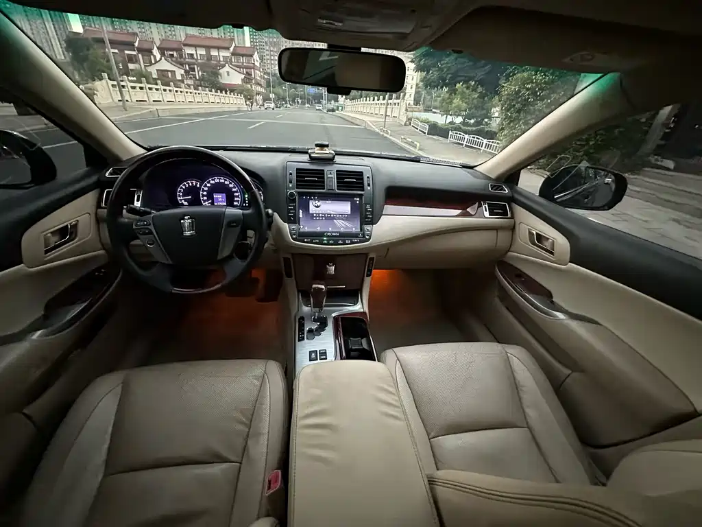 Crown 2012 2.5L Royal Leather Edition купить на сайте DeffCars