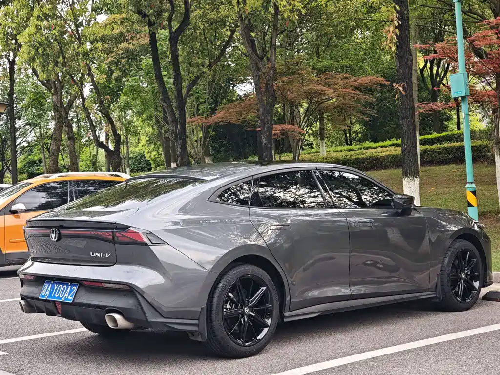 Changan UNI-V 2023 1.5T premium model купить на сайте DeffCars