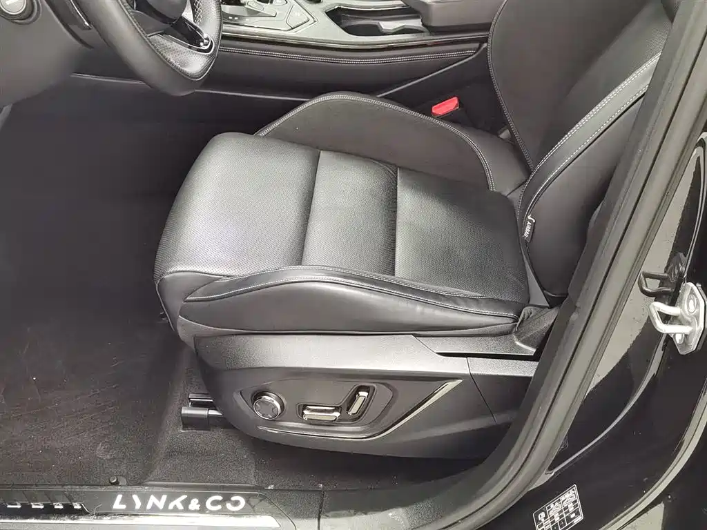 Lynk & Co 01 2021 2.0TD 4WD Dark Night Edition купить на сайте DeffCars