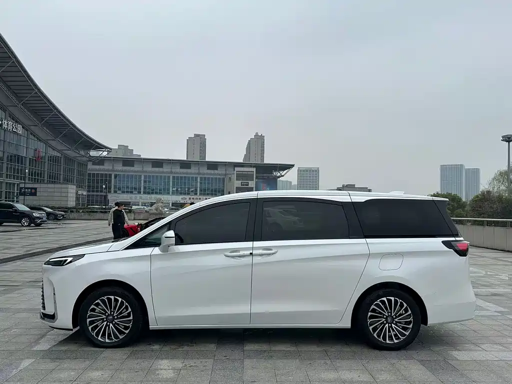 别克GL8新能源 2025款 陆尚 尊享版 7座 купить на сайте DeffCars