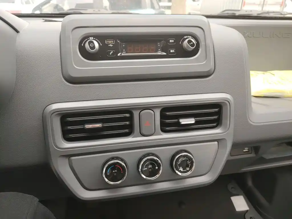 Wuling Yangguang 2024 300km Comfort Bus Version 75kW купить на сайте DeffCars