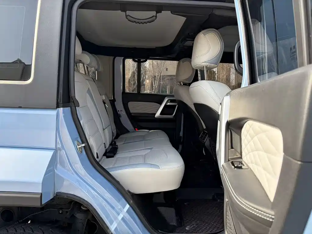 Beijing off-road BJ40 2023 2.0T automatic two-wheel drive city hunter version knight type купить на сайте DeffCars