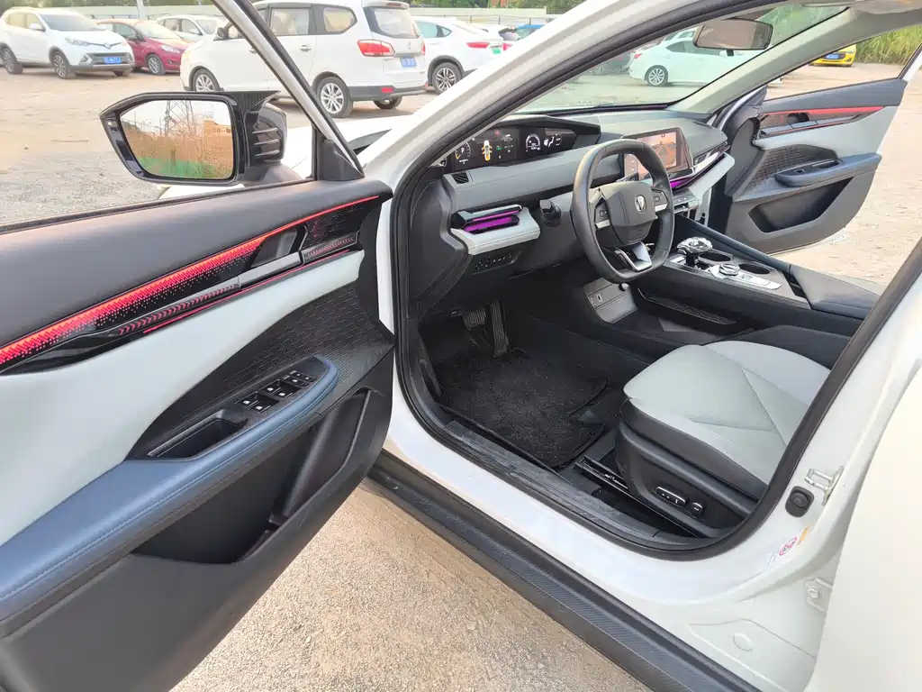 Changan UNI-V Smart iDD 2023 Smart iDD 1.5T 113km smart fun model купить на сайте DeffCars
