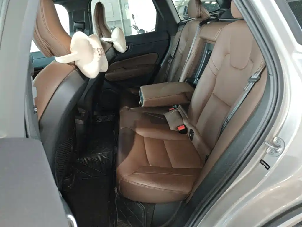 Volvo XC60 2023 B5 4WD Zhi Yi Deluxe Edition купить на сайте DeffCars