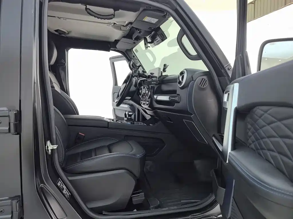 Beijing off-road BJ40 2023 2.0T automatic four-wheel drive city hunter version knight type купить на сайте DeffCars