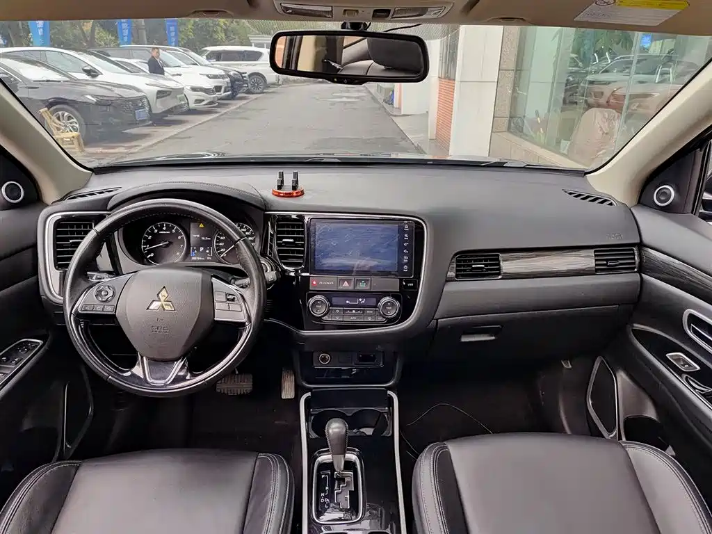 Outlander 2019 2.0L 2WD Enjoy Edition, 5 seats, National VI купить на сайте DeffCars