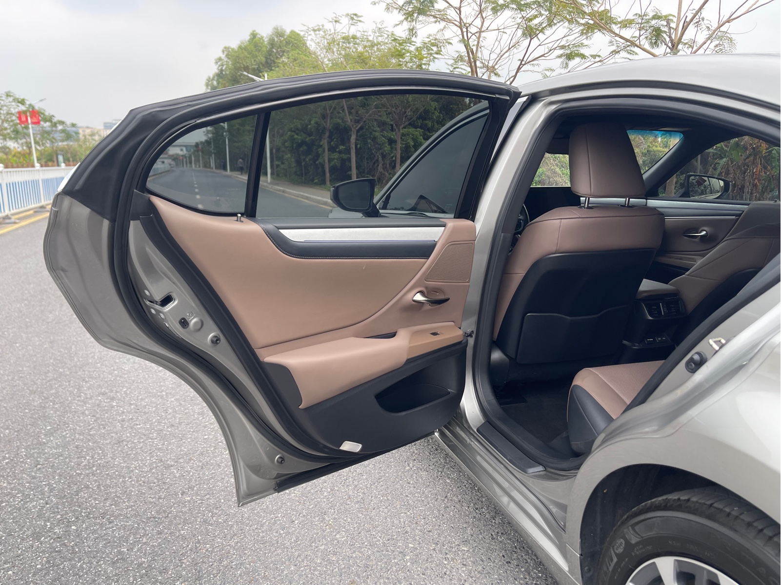 Lexus ES 2025 200 Premium Edition купить на сайте DeffCars