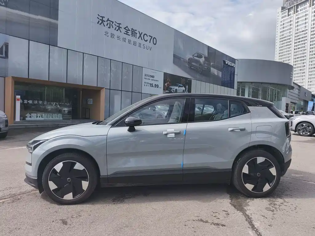 Volvo EX30 2025 rear drive long range version Plus купить на сайте DeffCars