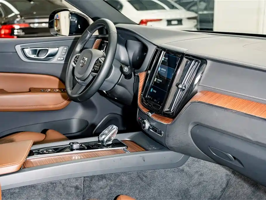 Volvo XC60 2025 B5 four-wheel drive Zhiyuan luxury version купить на сайте DeffCars