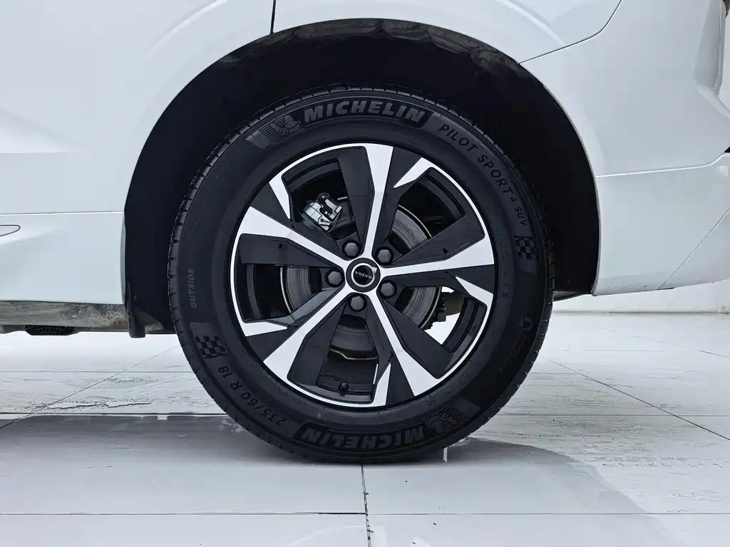 Volvo XC60 2026 B5 four-wheel drive Zhiyi Luxury Edition купить на сайте DeffCars