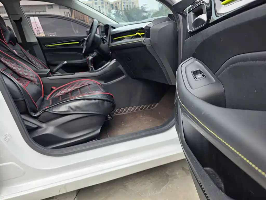 Roewe i5 2021 1.5L Manual Diamond Edition купить на сайте DeffCars