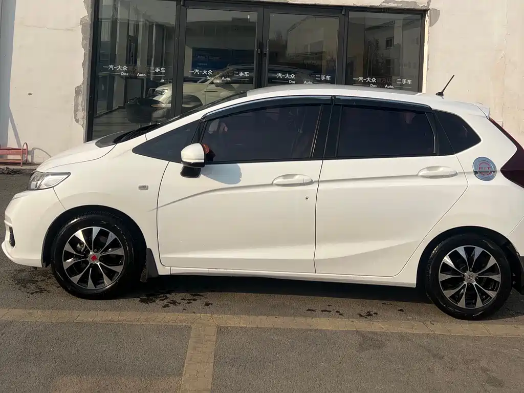 Fit 2018 1.5L CVT Deluxe Edition купить на сайте DeffCars