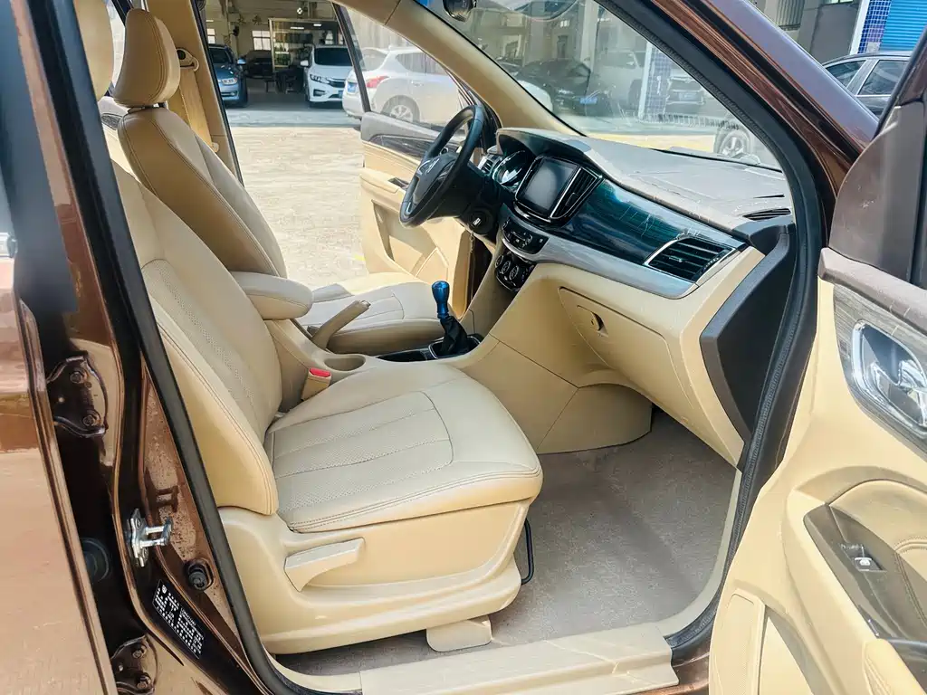 Baojun 730 2016 1.5L manual comfort type 7 seats National V купить на сайте DeffCars
