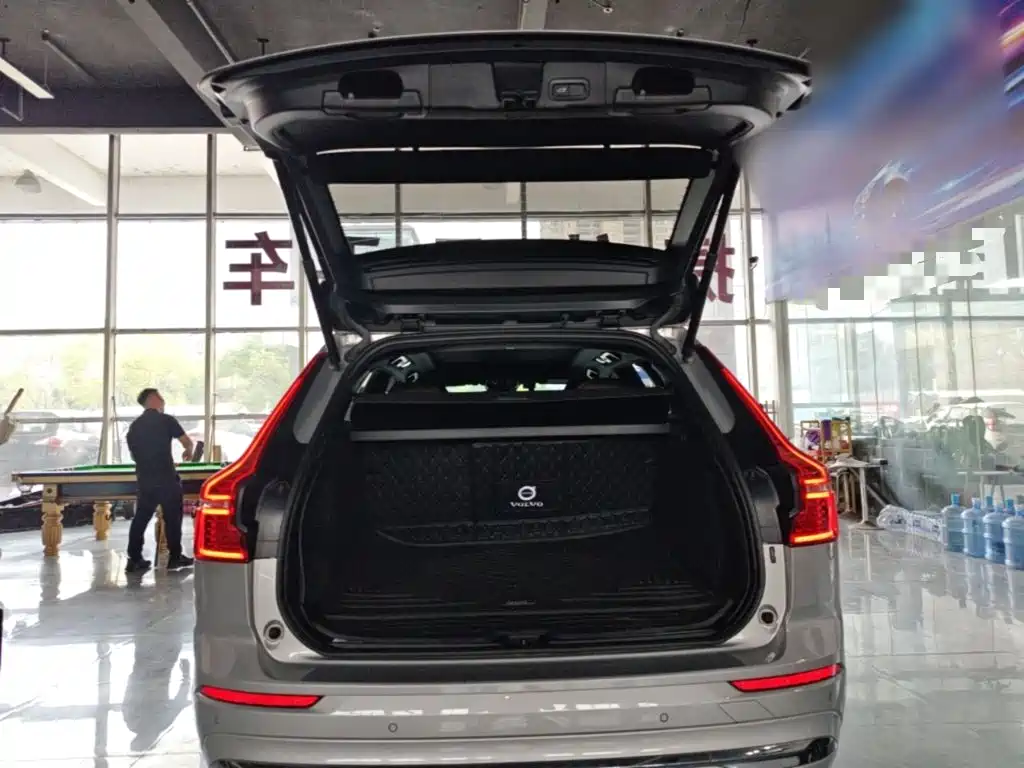 Volvo XC60 2023 B5 4WD Zhi Yi Deluxe Edition купить на сайте DeffCars