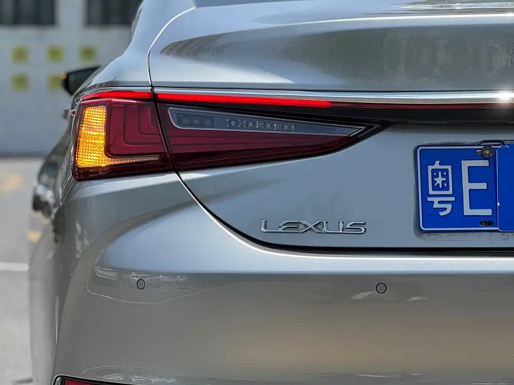 Lexus ES 2022 200 Deluxe Edition купить на сайте DeffCars