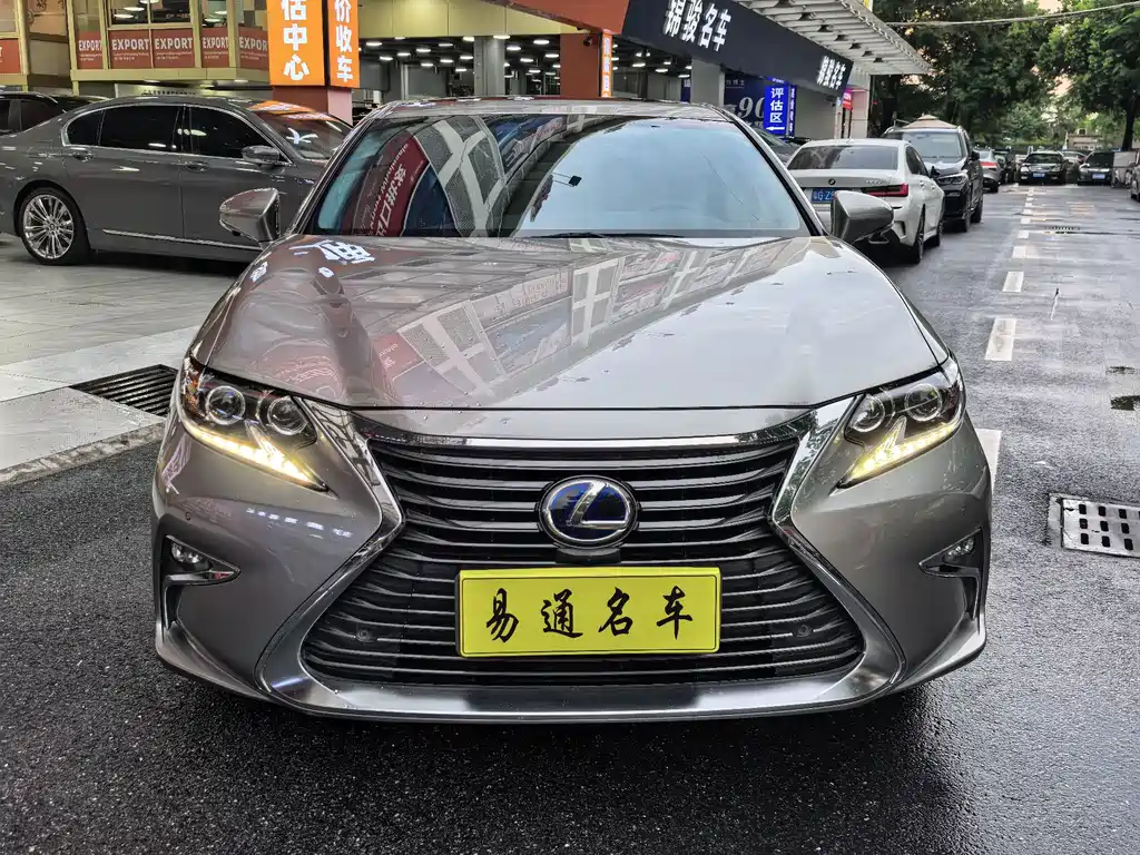 Lexus ES 2015 300h Deluxe Edition купить на сайте DeffCars
